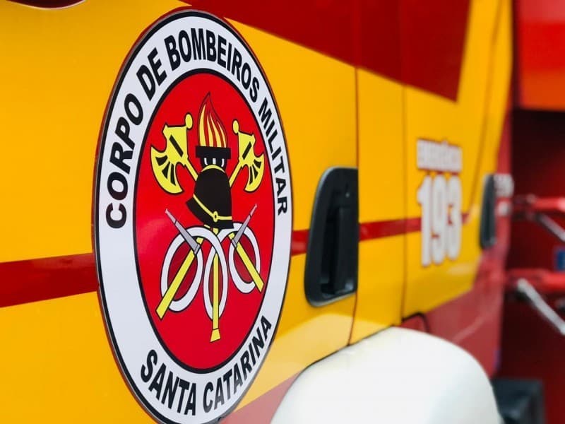 Três pessoas se envolvem em acidente em Saudades e uma é levada ao hospital