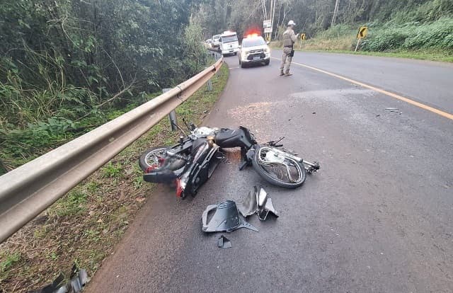 Motocicleta "dobra" em grave colisão 