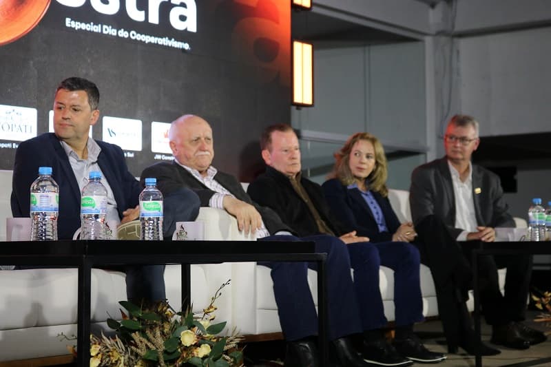 Lideranças cooperativistas se reúnem em Café Palestra promovido pela Acip/CDL de Pinhalzinho