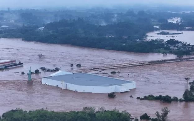 Só a estátua acima d'água: loja da Havan inundada