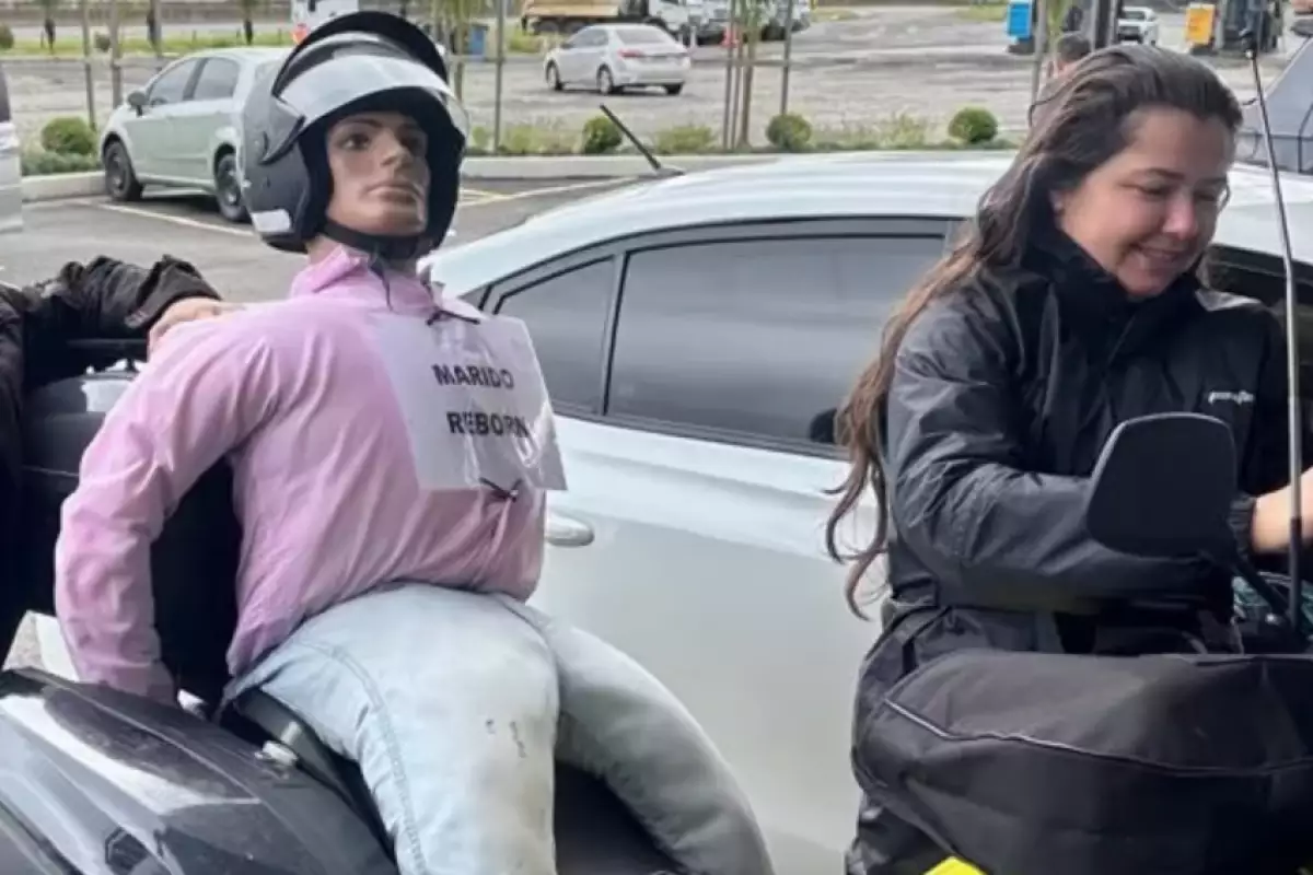 Viagem romântica teve um detalhe: o namorado era de pano