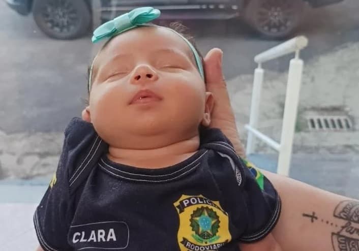 Recém-nascida visita PRFs que ajudaram no seu nascimento