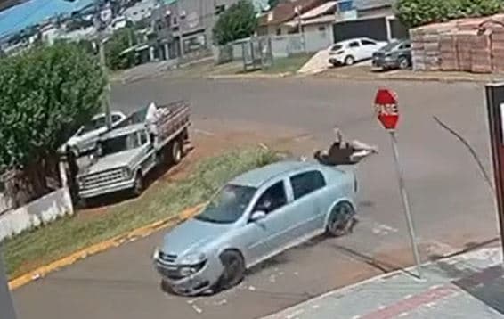 Vítima quebra a perna em colisão impressionante