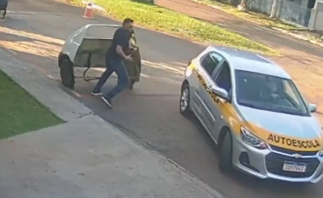 ASSISTA: Aluna invade autoescola enquanto treinava baliza