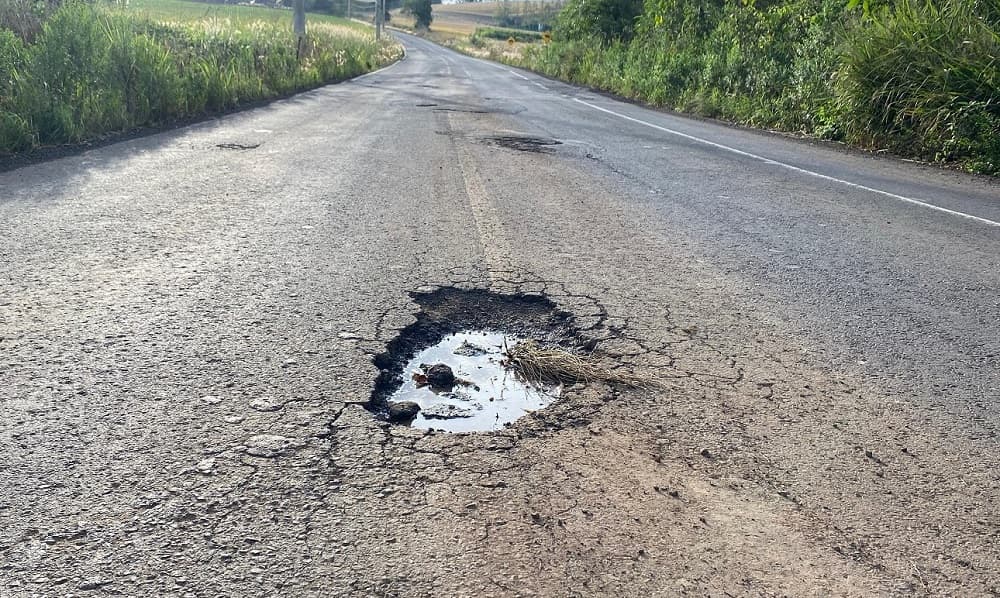 Estrada rural enche de buracos gigantes em Pinhalzinho