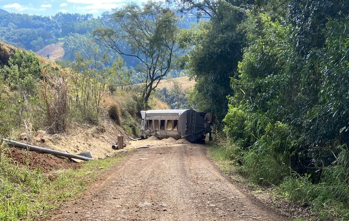 Caminhão de ração tomba no interior de Bom Jesus do Oeste 
