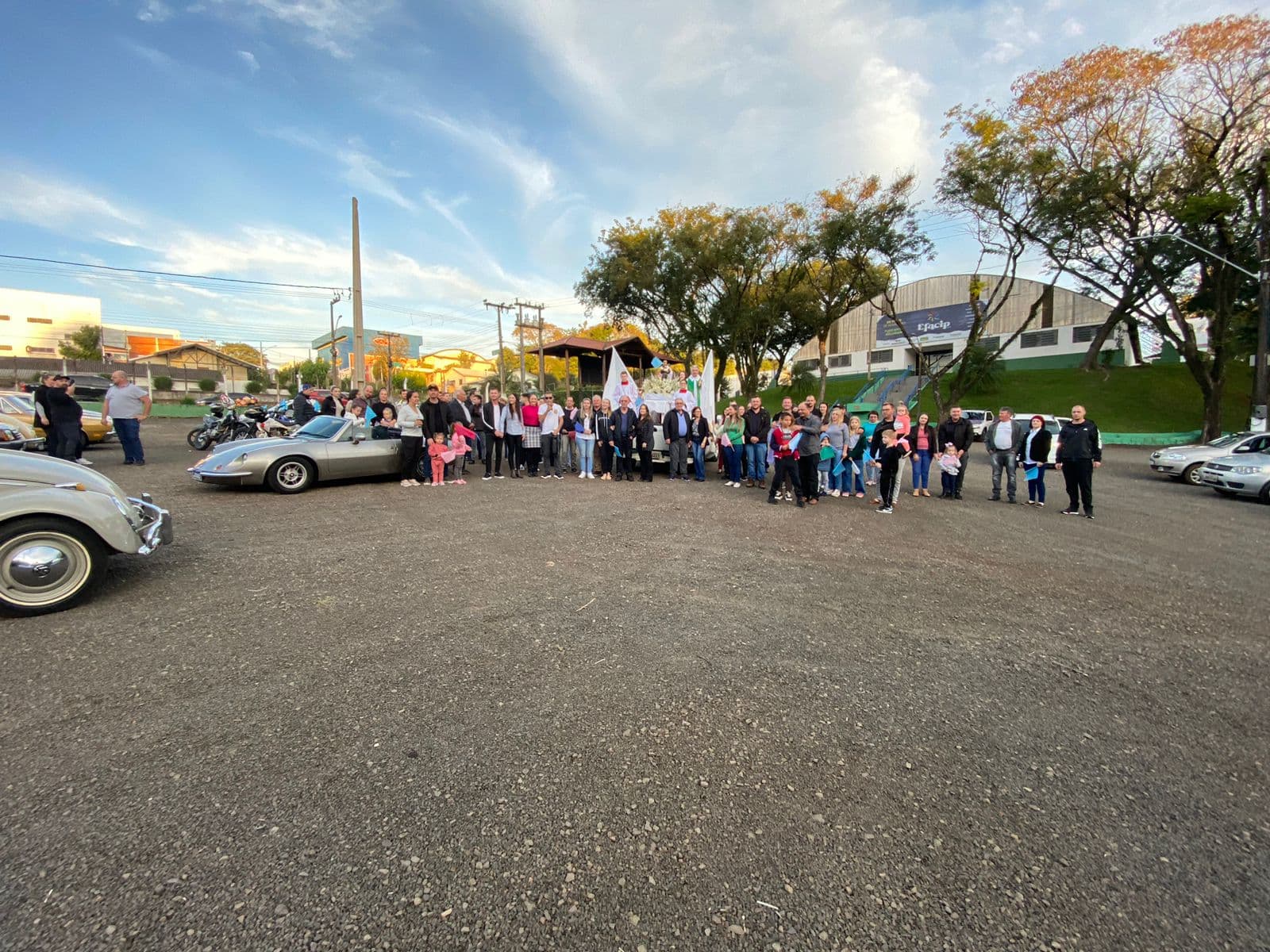 Procissão com a imagem de Santo Antônio saiu do pátio da Efacip até a igreja Matriz (Foto: Felipe Eduardo Zamboni)