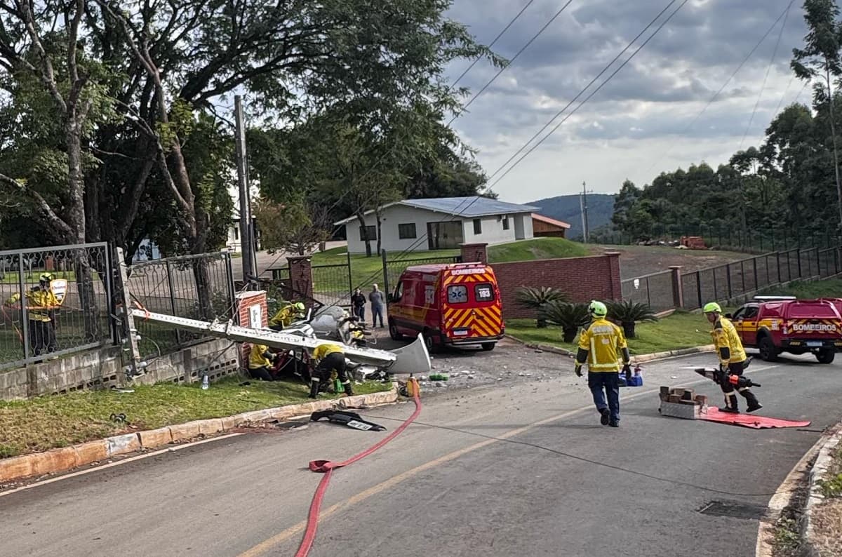 Motorista colide automóvel em poste; ele escapou da morte