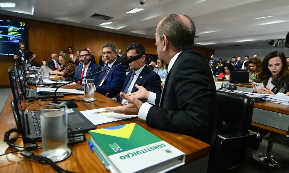 Senadores aprovam emenda polêmica e voto impresso volta à pauta eleitoral