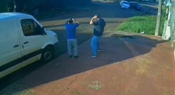 Vídeo! Conhecidos "proseando" em calçada presenciam acidente