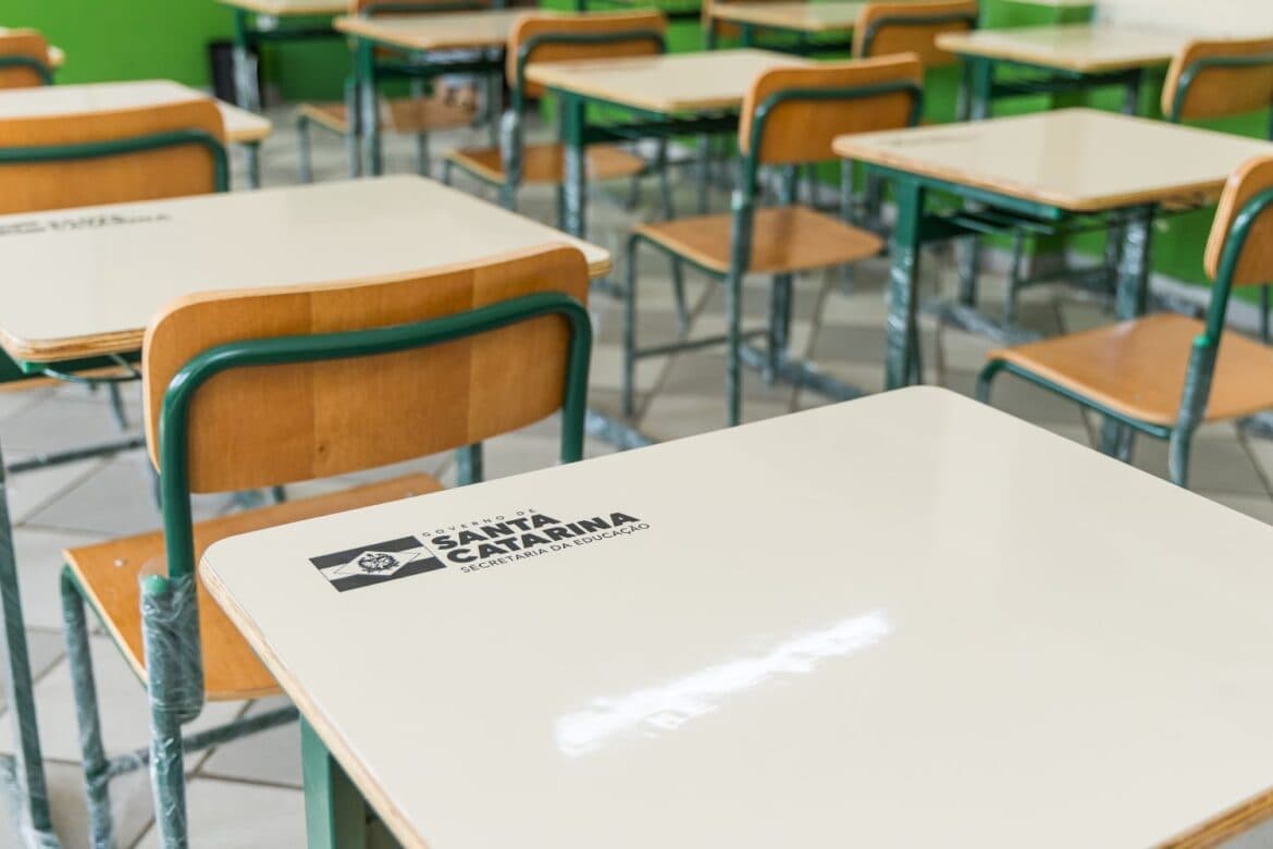 Deputado propõe contratação de empresas privadas para fazer a gestão financeira nas escolas estaduais