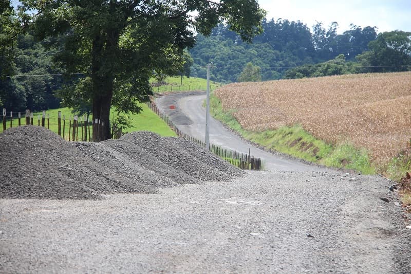 Base de pavimentação está sendo finalizada na Rodovia Integração 