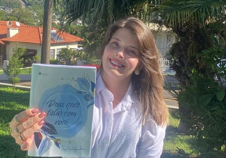 Saudadense escreve livro com objetivo de falar sobre Deus