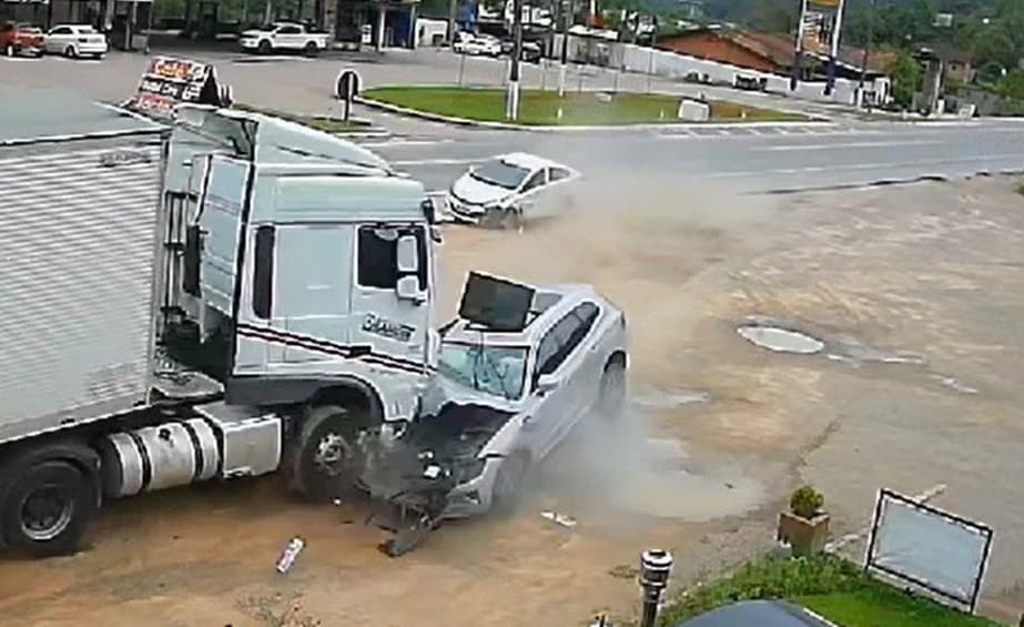 VÍDEO: Volvo acerta em cheio, caminhão estacionado