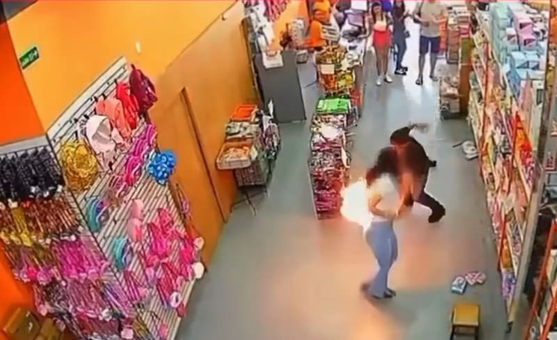 Celular explode no bolso de cliente; vídeo