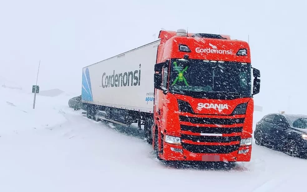 Caminhoneiros catarinenses estão 'retidos' em nevasca no Chile