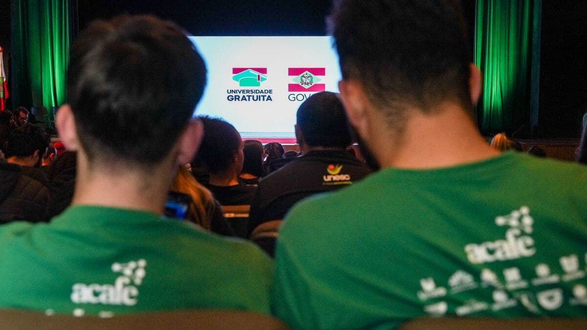 CGE entrega relatório de possíveis irregularidades no Universidade Gratuita