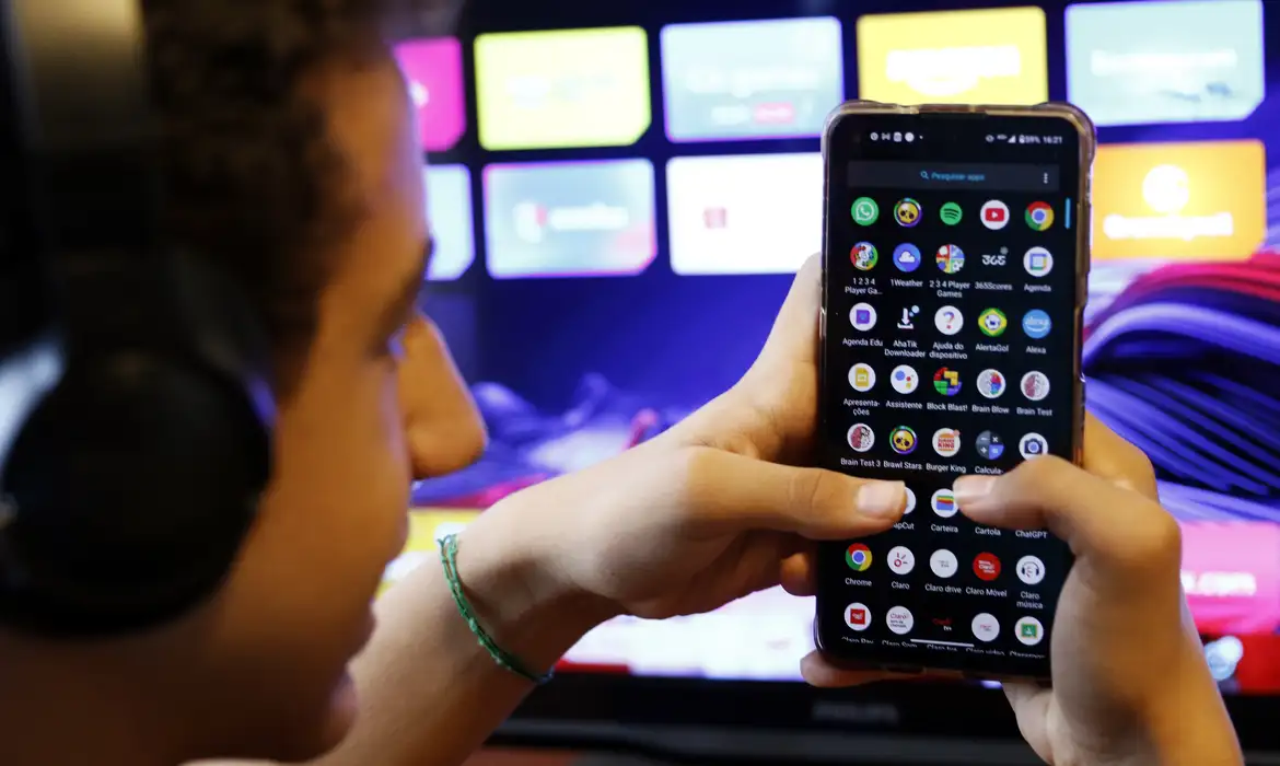 Câmara aprova projeto que cria regras para proteção de crianças em ambientes digitais