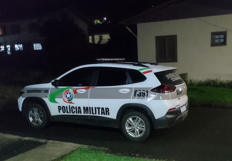 Conhecido recebe recompensa 'pra tacar fogo' em carro em oficina