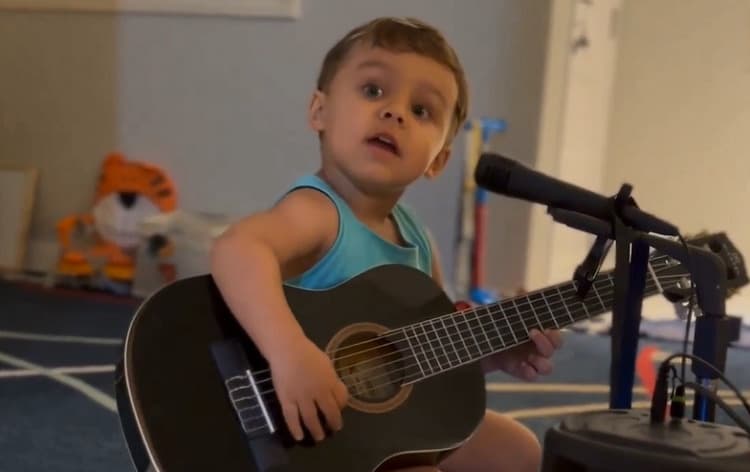 Garotinho cantando e tocando violão encanta internet