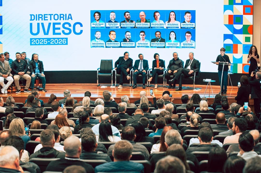 Vereadores do Oeste participam da posse da nova diretoria da Uvesc em Florianópolis
