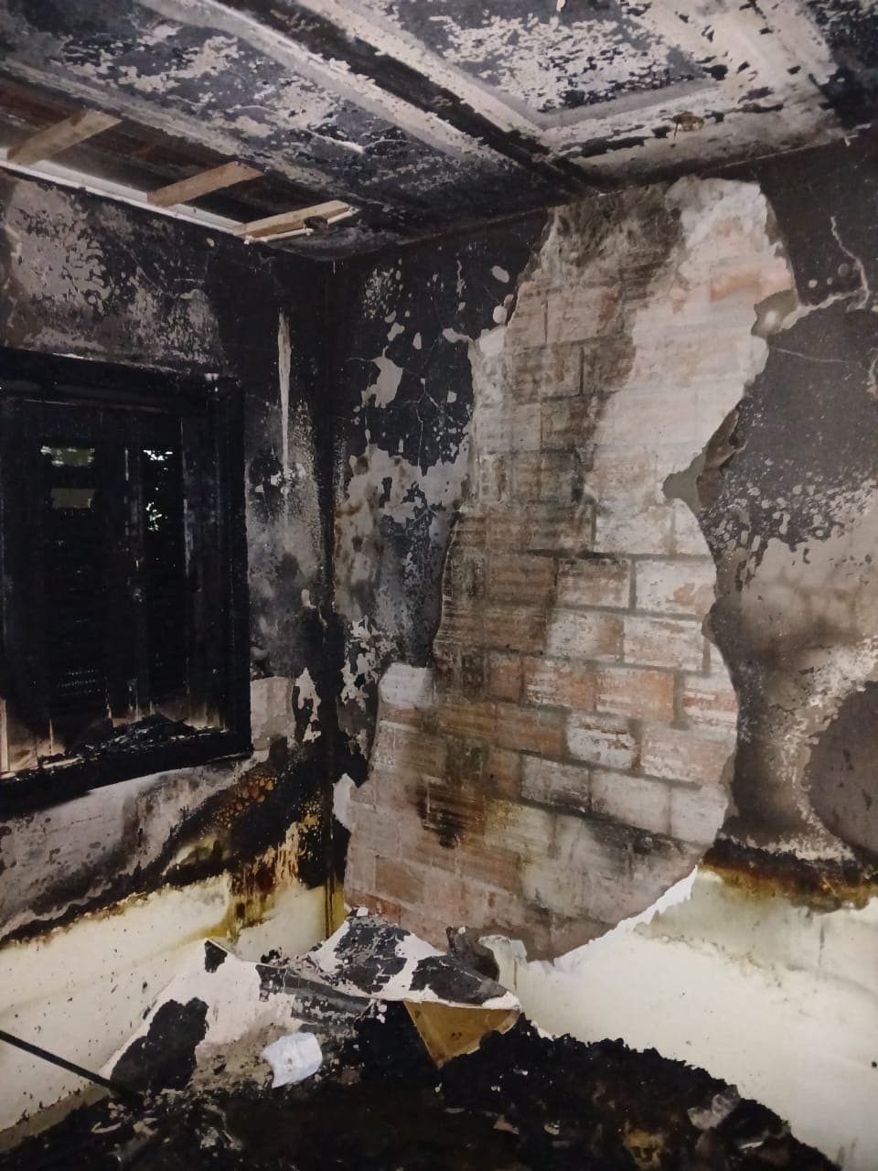 Incêndio atinge quarto e banheiro de residência em Palma Sola