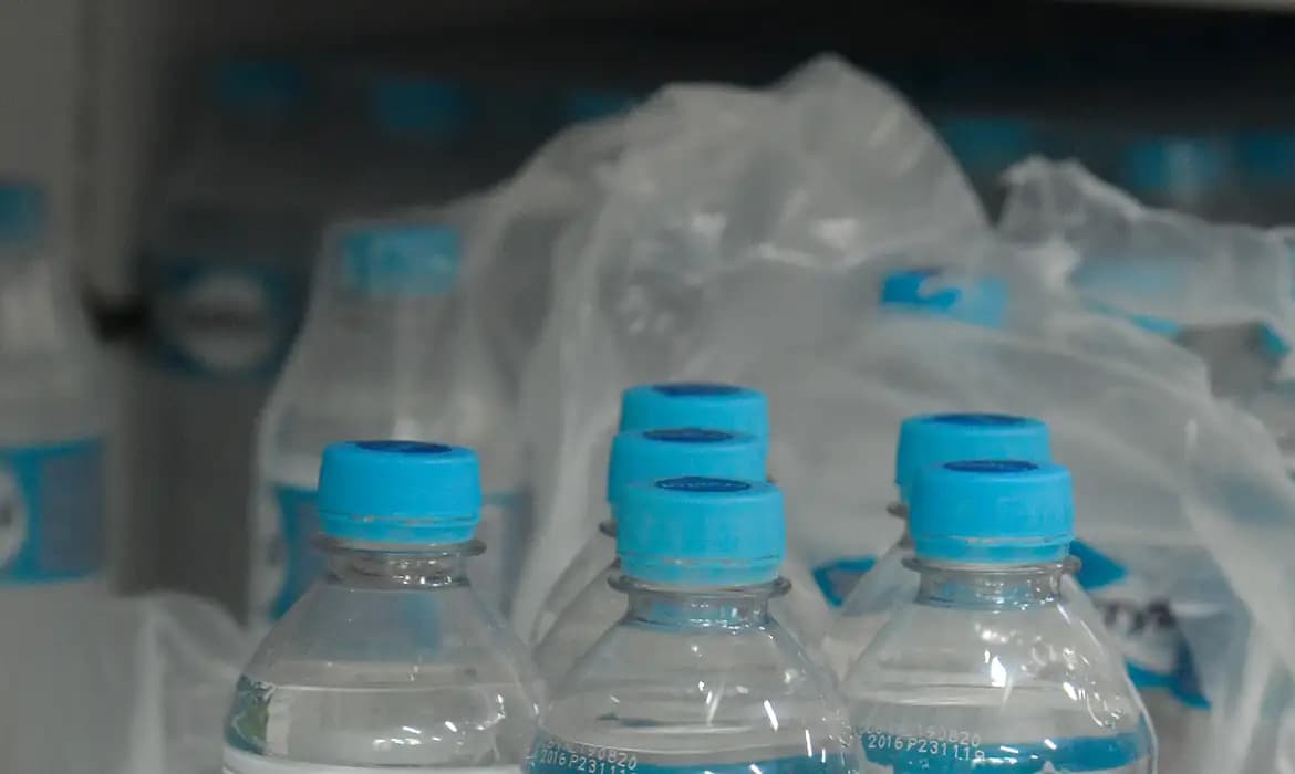 Ambev deixa de produzir cerveja para enviar água ao estado gaúcho