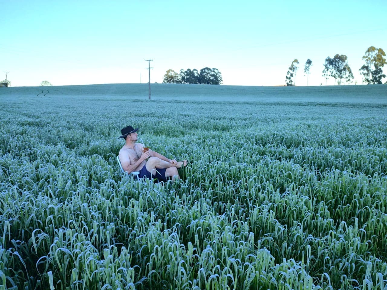 Agricultores encaram frio de 0°C sem camisa