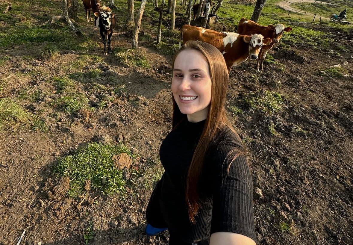 "Menina do agro" transforma trabalho perto de vacas em alegria