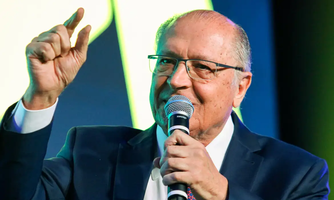 Plano de contingência para setores afetados pelo tarifaço dos EUA será anunciado até terça-feira, diz Alckmin