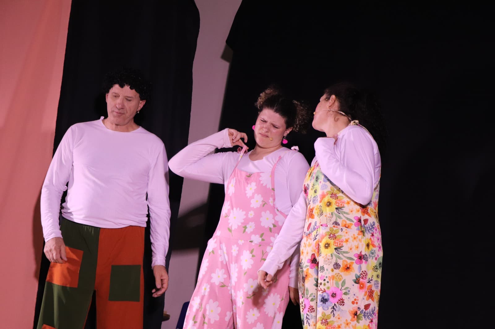 Peça teatral “O Silêncio de Aninha” emociona e alerta sobre abuso sexual infantil em Modelo