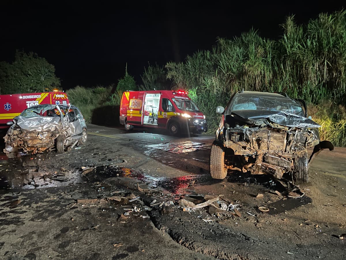 Duas pessoas morrem em violenta colisão na BR-282