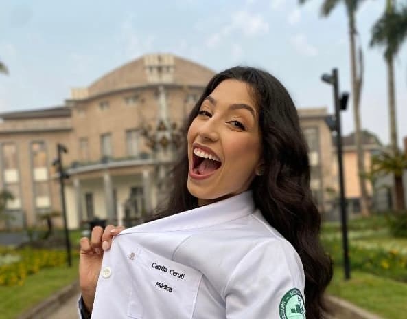 Jovem tem último dia como balconista antes de se formar médica