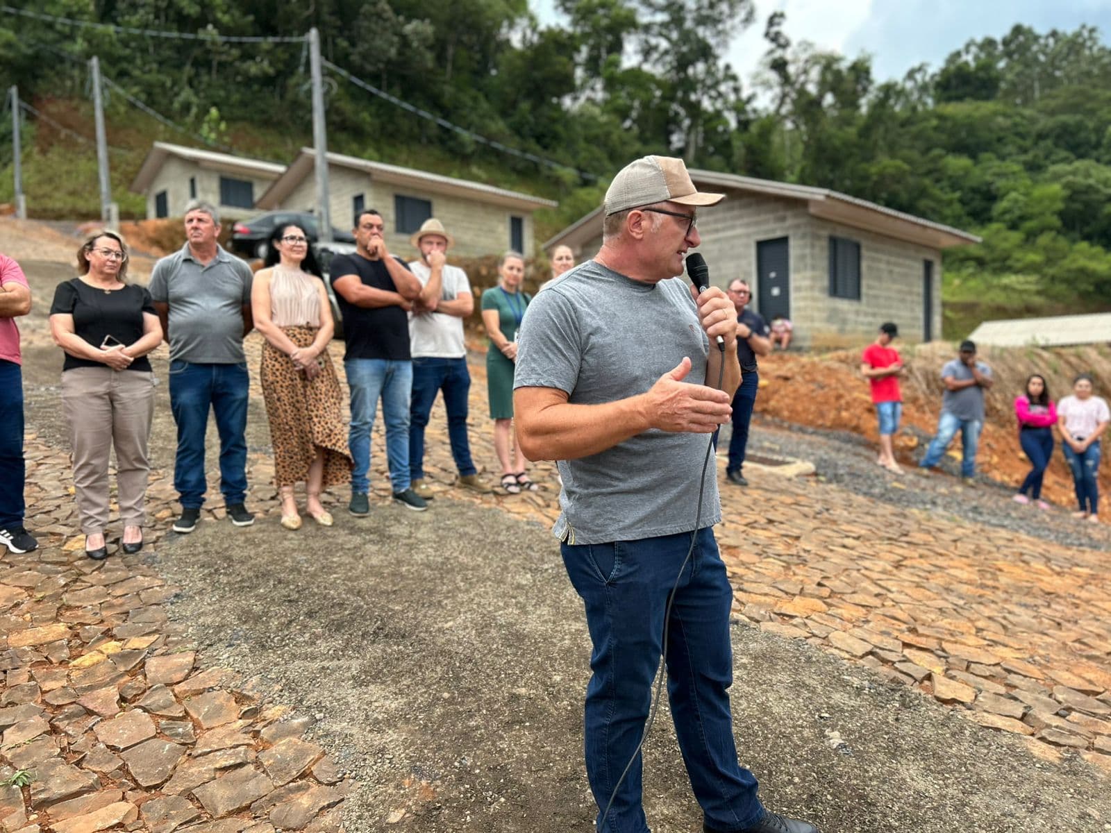 Moradores do Loteamento Bem Viver recebem contrato de propriedade 
