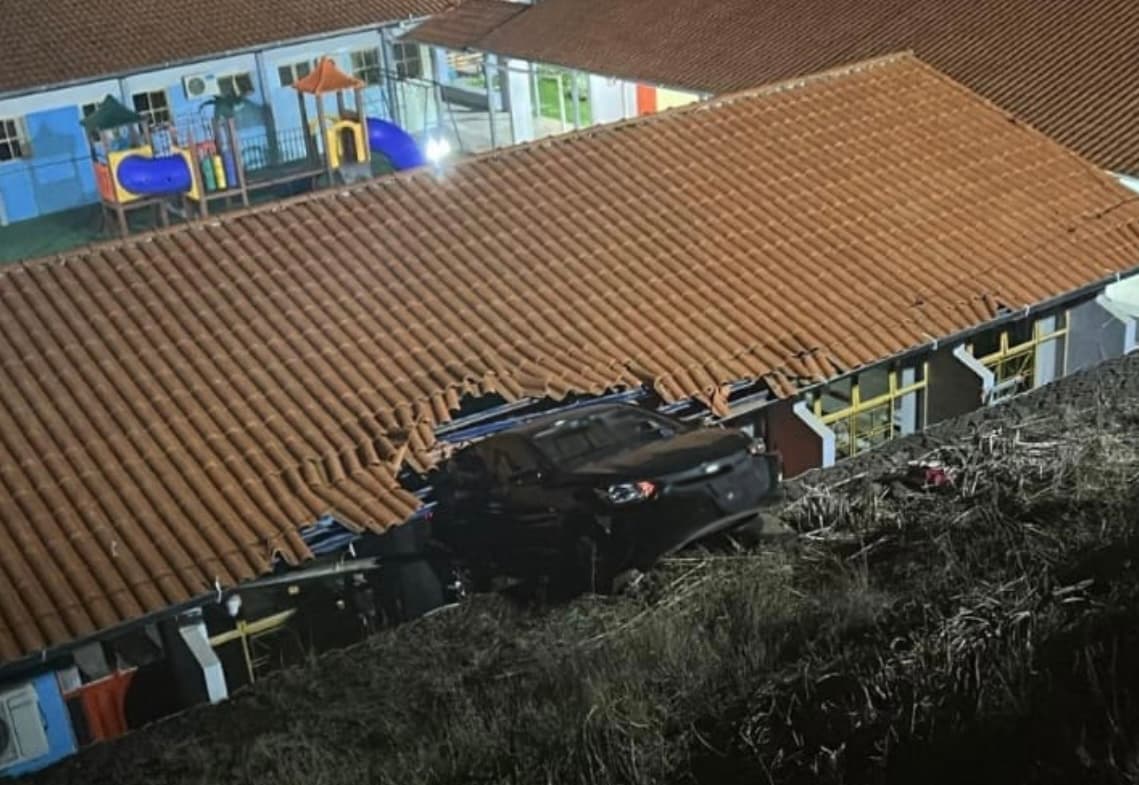 Ônix entra em escola pelo telhado