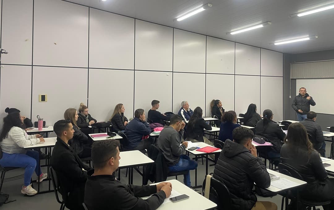 Empresário compartilha trajetória e inspira futuros administradores e contadores da Horus Faculdades