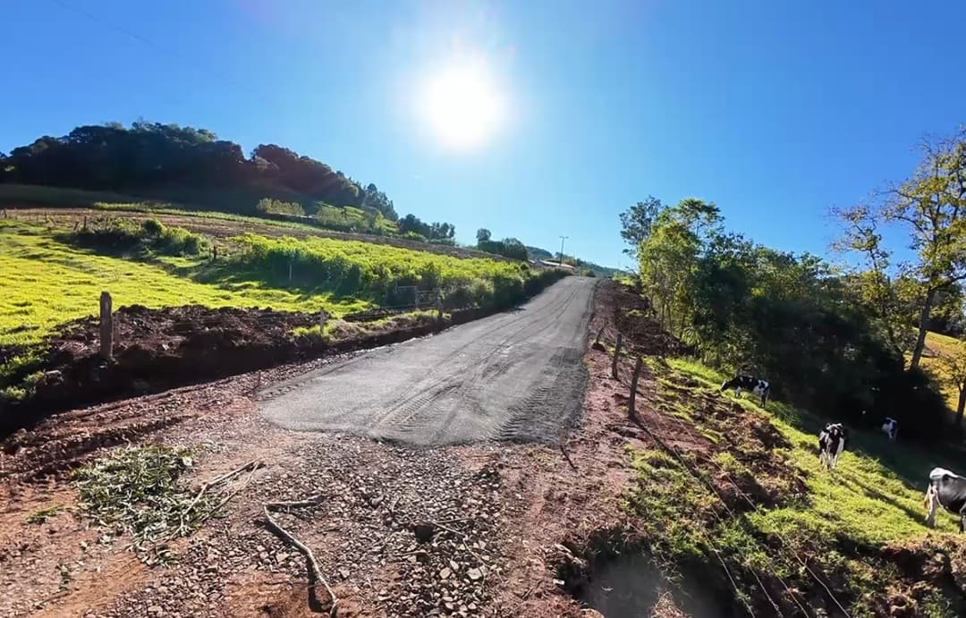 Prefeitura de Nova Itaberaba realiza obras de asfaltamento na linha Bela Vista da Taquara
