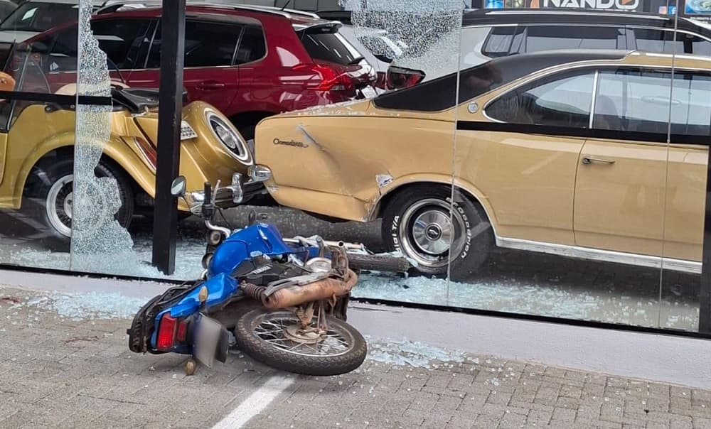 'Cliente surpresa': Motociclista acerta em cheio vidraça de loja