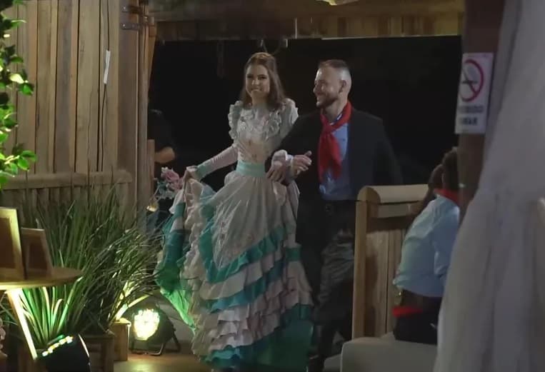 Apaixonada pela cultura gaúcha, troca valsa por xote em festa de 15 anos
