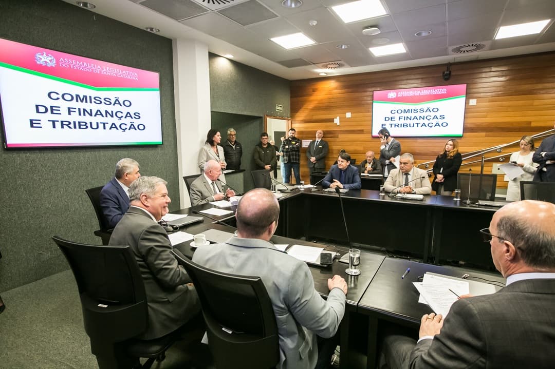 Comissão aprova projeto que incentiva uso consciente de celulares nas escolas