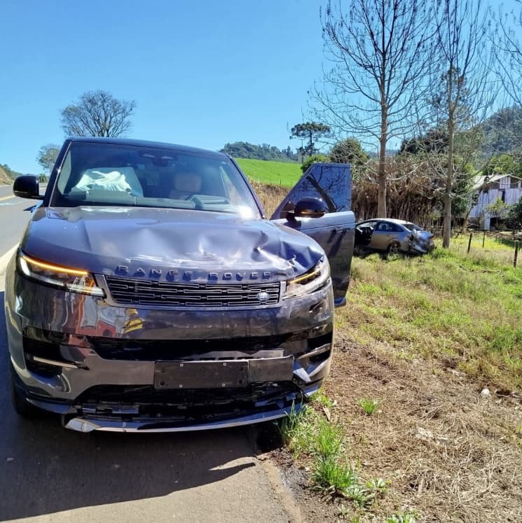 Range Rover se acidenta em Saudades