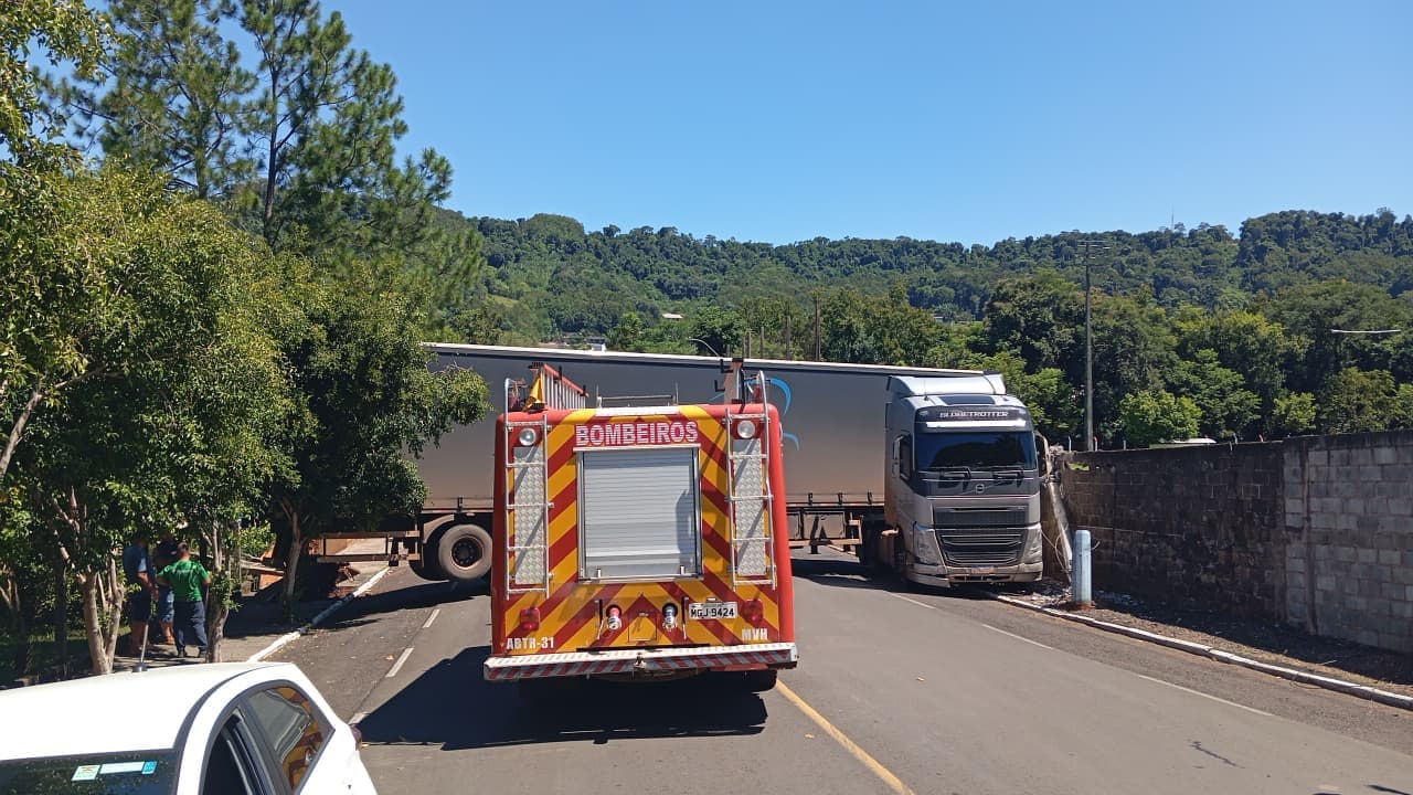 Equipes ajudaram o condutor (Foto por Corpo de Bombeiros)