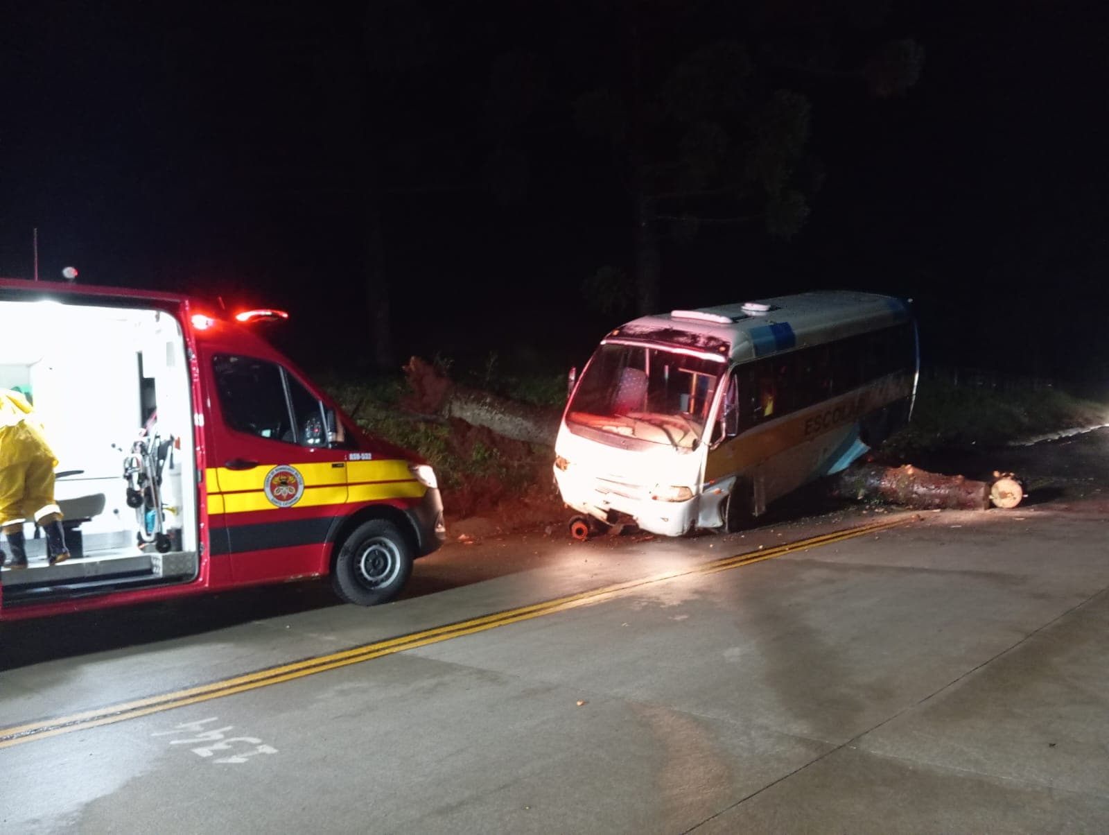 Bombeiros trabalharam à noite para liberar a pista (Foto por Divulgação CBM)