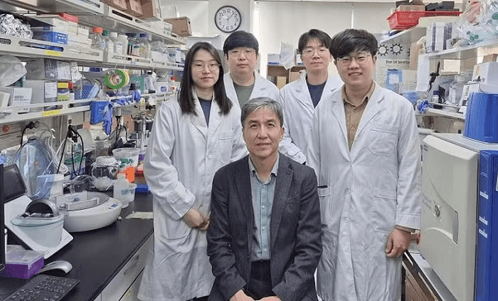 Pesquisadores envolvidos na descoberta com o professor Kwang-Hyun Cho (Foto: Divulgação)