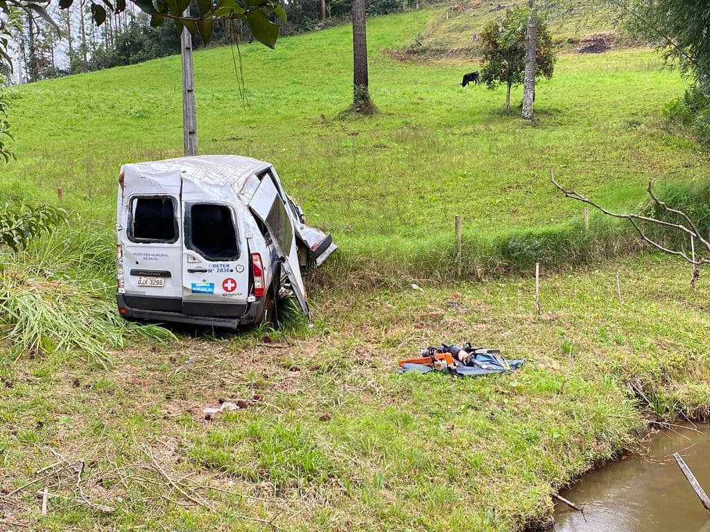 Vítimas foram socorridas pelo Corpo de Bombeiros (Foto: Divulgação / Paulo Gonçalves)