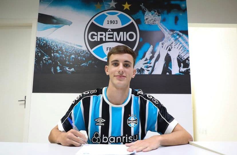 Bernardo Zortéa assina seu primeiro contrato profissional (Foto: Arquivo Pessoal/Divulgação)