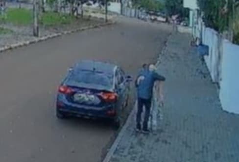 Filho abraça mãe pela última vez (Foto: Câmera de segurança )