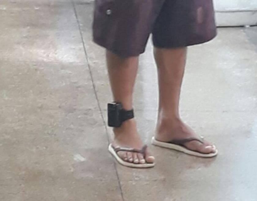 Suspeito usava objeto de brinquedo na perna (Foto: Divulgação)