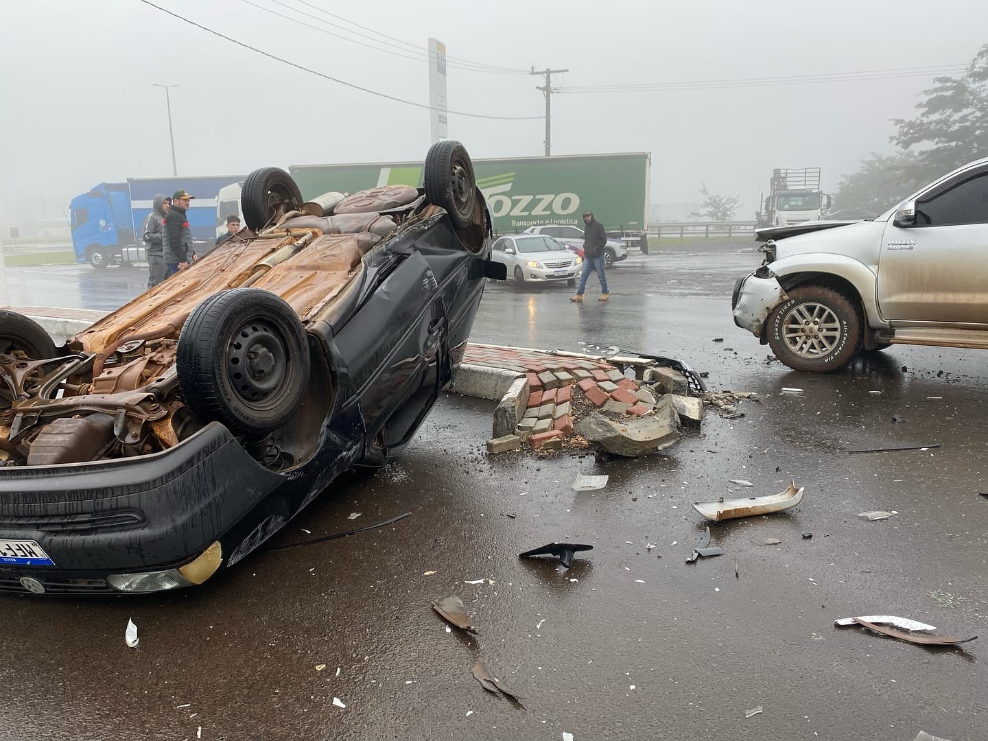 Veículos colidiram em cruzamento em Nova Erechim (Foto: Felipe Eduardo Zamboni)
