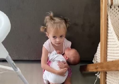 Bebê de apenas 6 dias estava no colo da irmã (Foto: Divulgação)